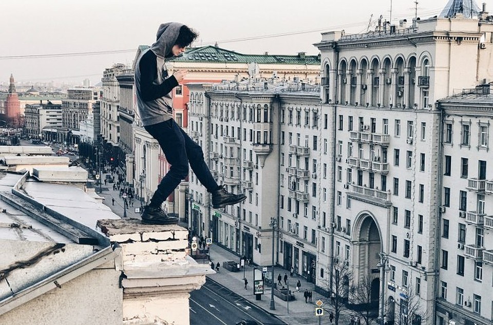 Ангелина в Питере стоит голышом на крыше