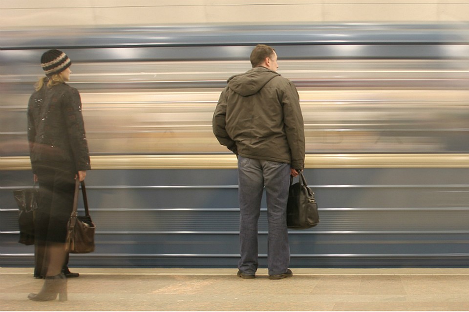 Девушка в метро санкт петербурга. Подозрительный человек. Подозрительный парень в метро. Подозрительные вещи в метро. Пассажиры на станции.