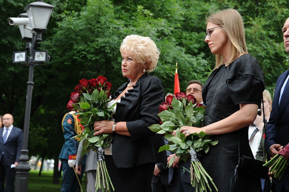 Отец ксении. Нарусова на похоронах Собчака. Анатолий Собчак могила с Нарусовой. Могила отца Людмилы Нарусовой. Людмила Нарусова на похоронах.