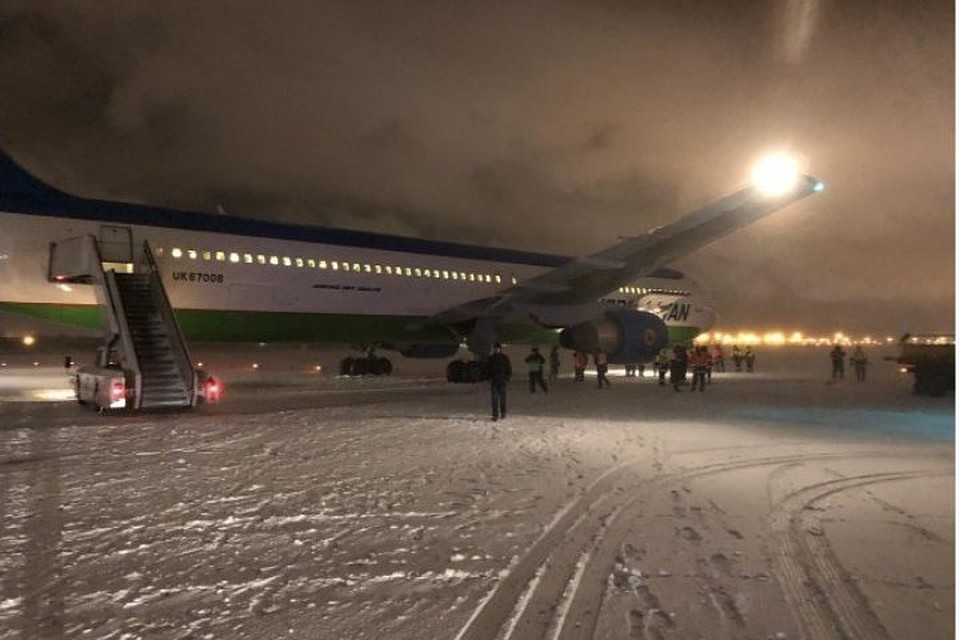 Самолет москва петербург. Аэропорт Пулково ВПП. Аэропорт Пулково Взлетная полоса. Пулково Узбекистан самолет. Взлетно посадочная полоса Пулково.