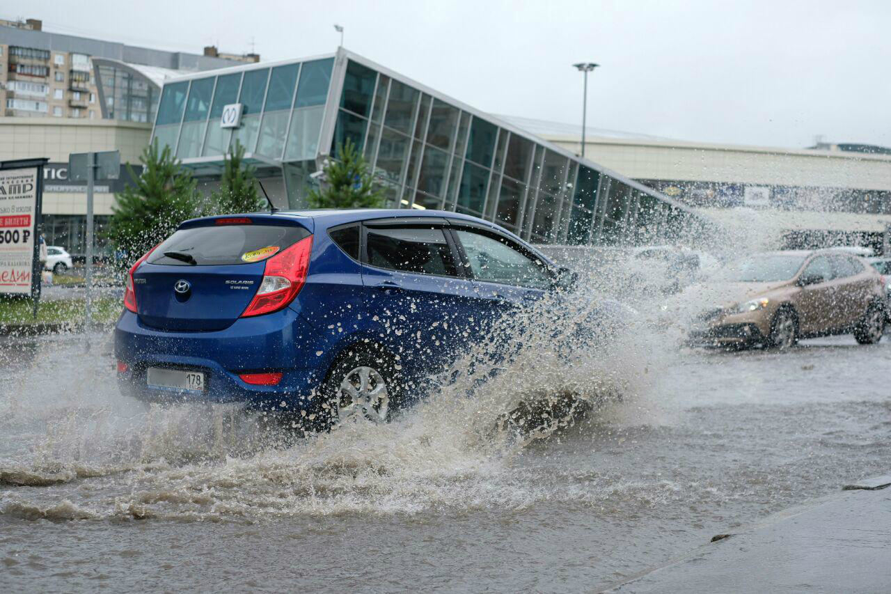 Из ливневок били «фонтаны», по дорогам плыли автобусы: Как Петербург  пережил второй «тропический» ливень за неделю - KP.RU