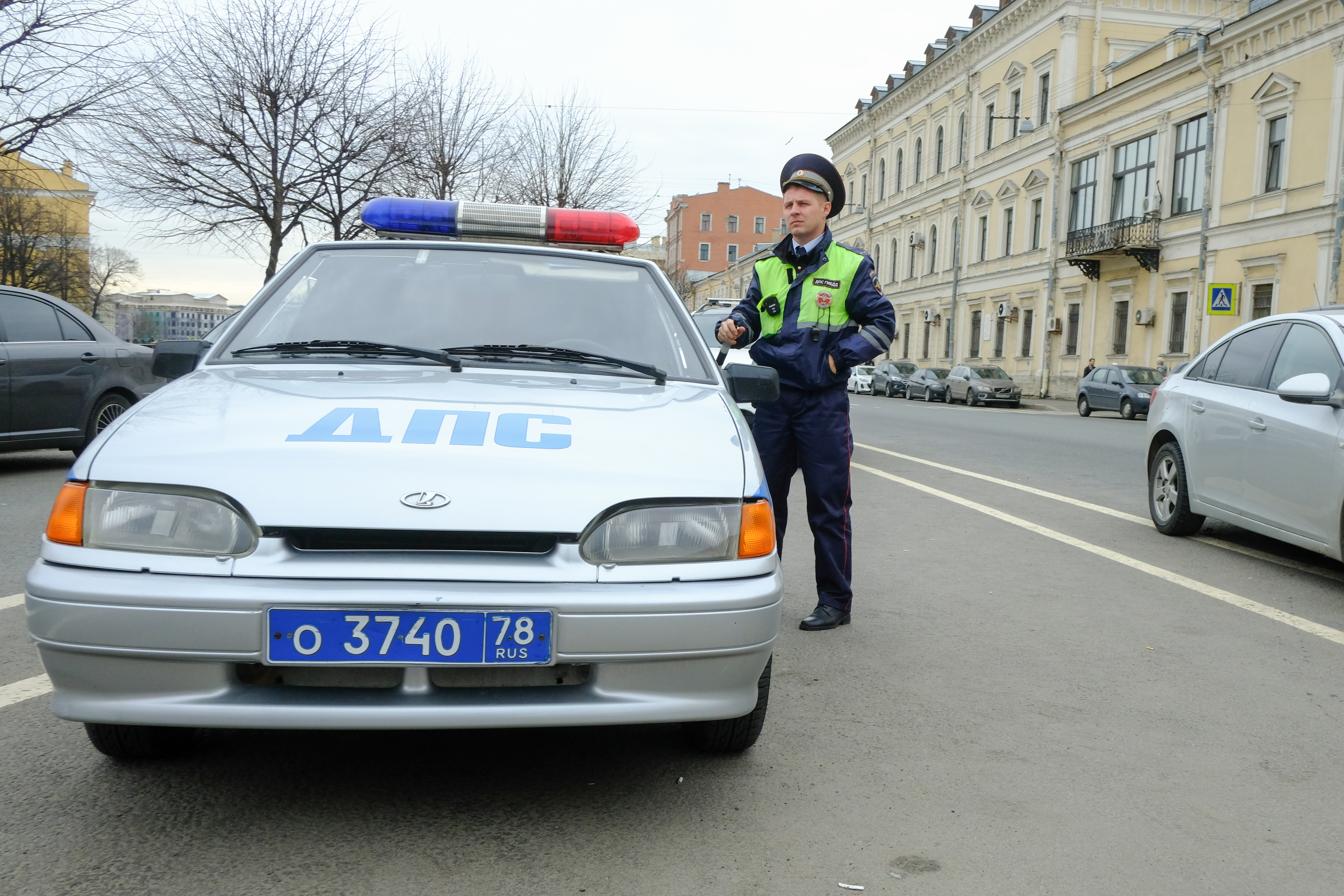 Петербуржец угнал машину ГИБДД, чтобы догнать эвакуатор со своей иномаркой  - KP.RU