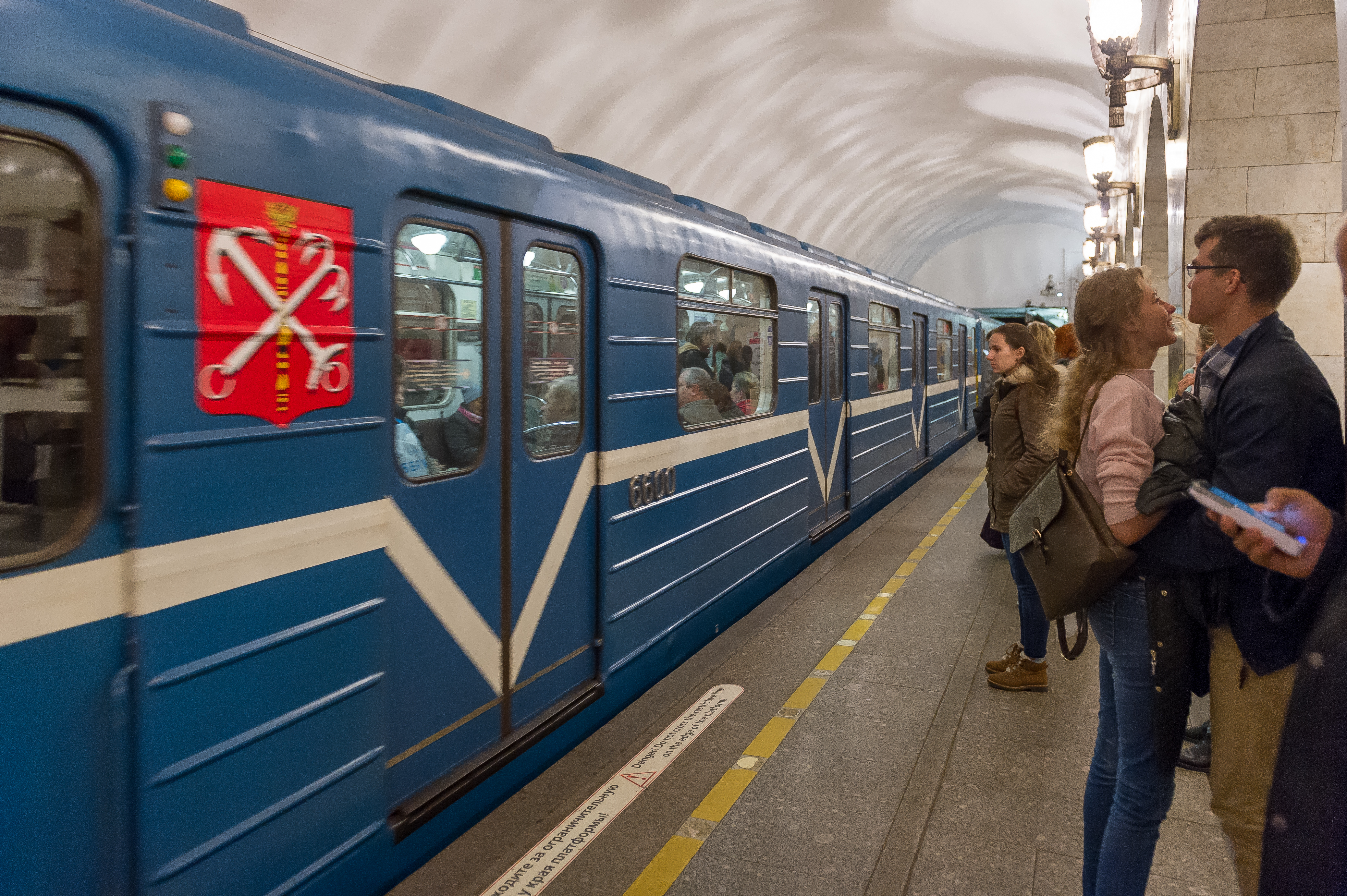 Петербуржец устроил 10-часовую поездку в метро, чтобы посмотреть все станции  - KP.RU