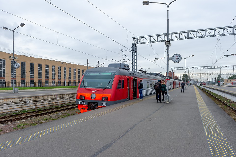 Тосно станция электрички. Петербургская городская электричка. Электрички Тосно СПБ. Поезд через 10 лет.