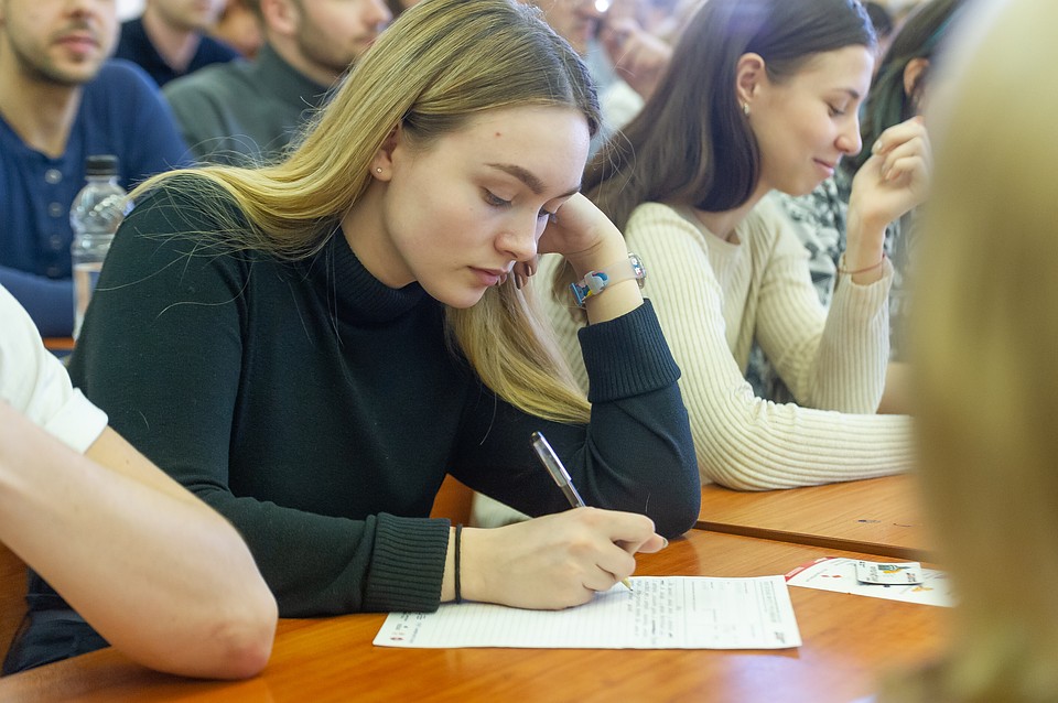 Экзамены раньше. Студент на экзамене. Крымские студенты. Соревнования студентов в аудитории. Студенты в Крыму.