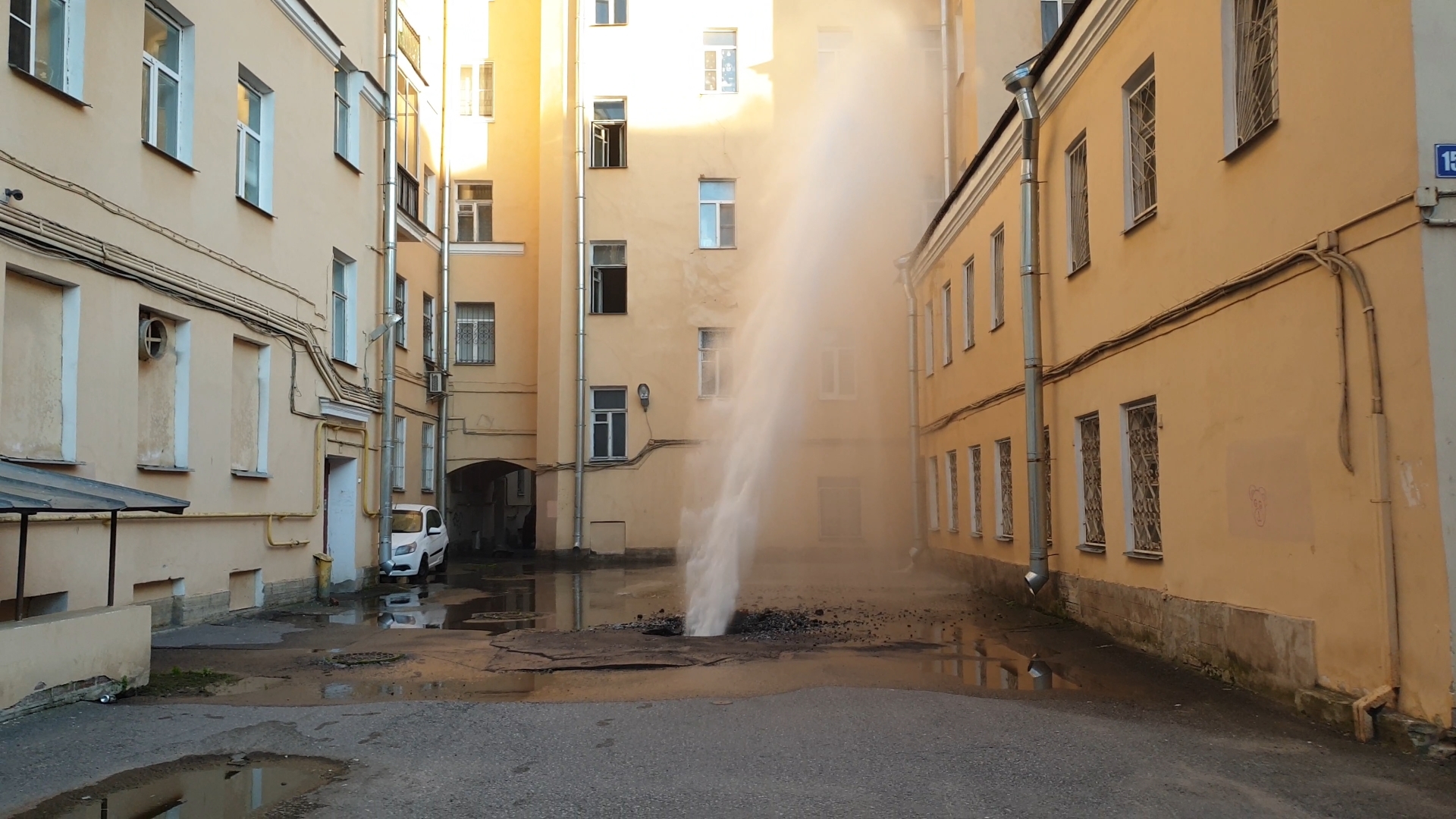 Огромный гейзер помыл фасад дома в Санкт-Петербурге из-за прорыва трубы -  KP.RU