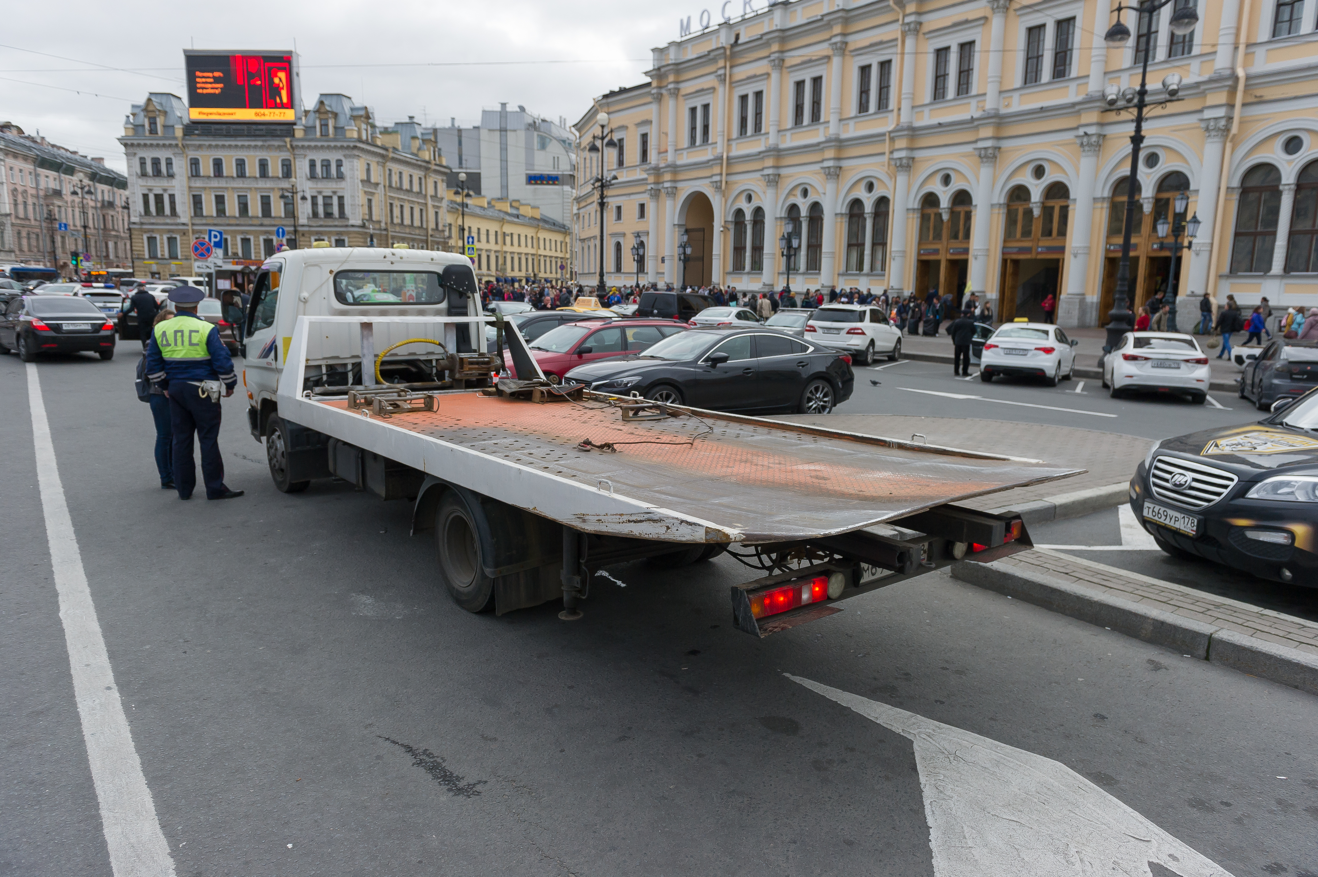 С 1 июля эвакуированные машины будут увозить на 12 штрафстоянок Петербурга:  адреса - KP.RU