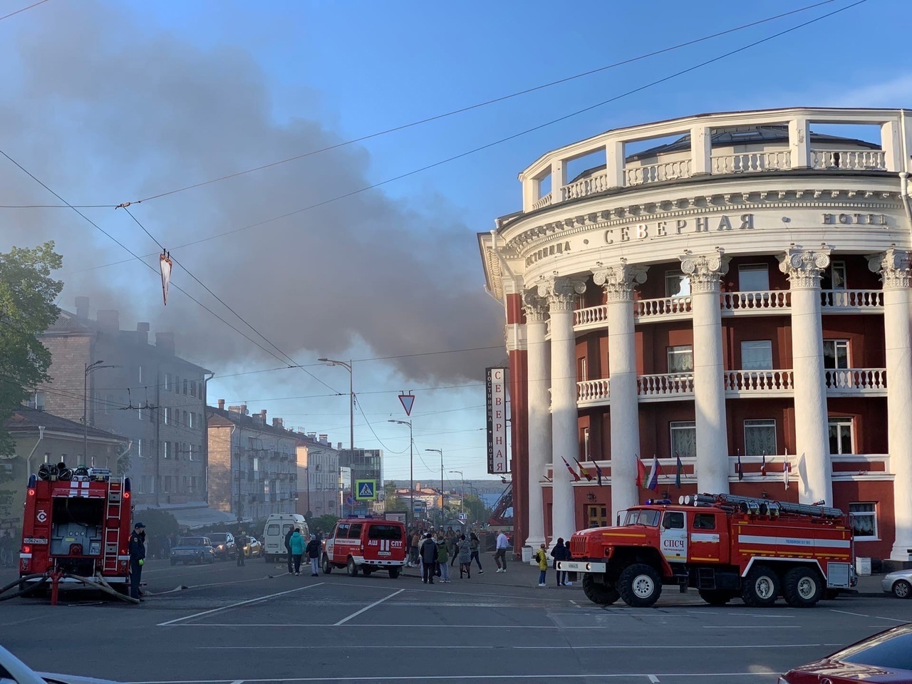 Чудовищный пожар охватил здание старейшей гостиницы «Северная» в  Петрозаводске - KP.RU