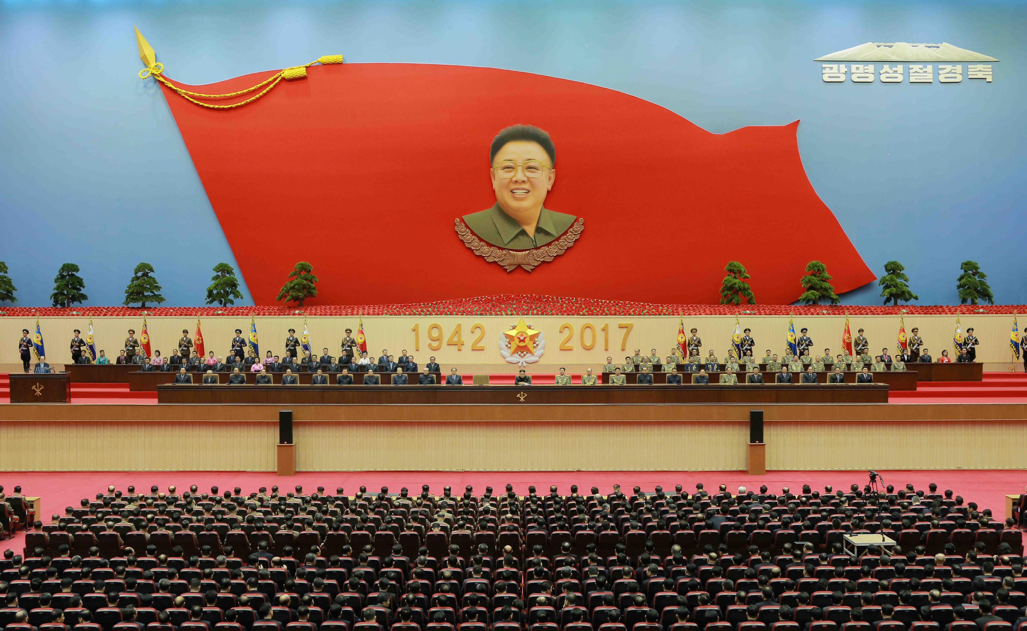 Флаг Северной Кореи и Ким Чен Ир