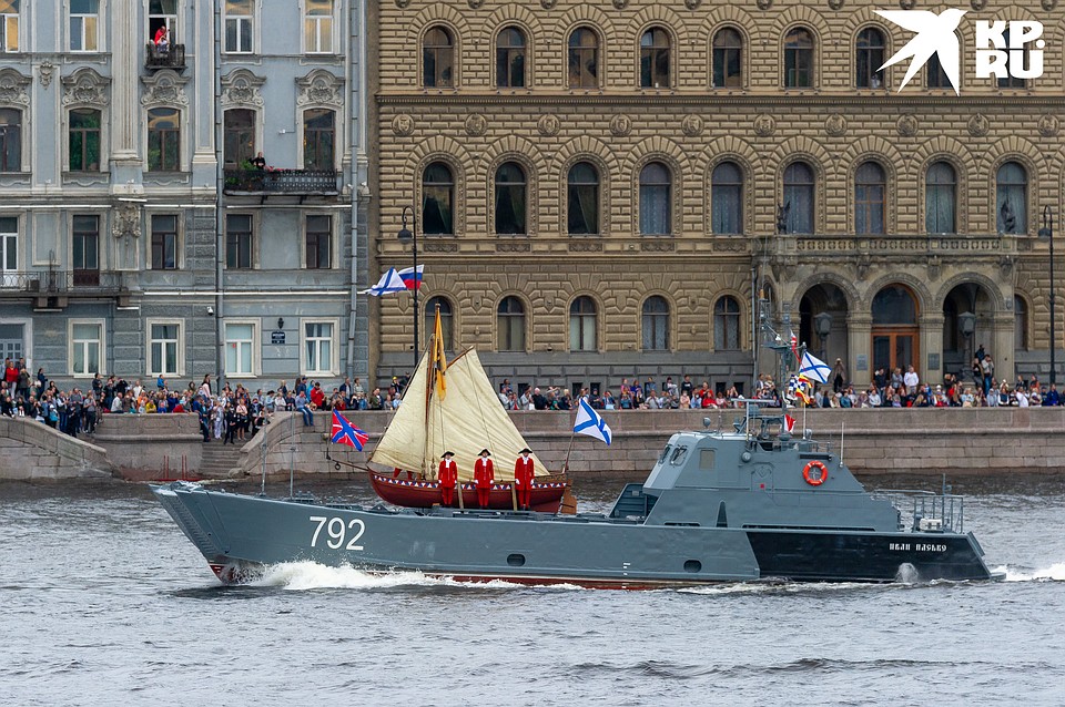 Военно морское санкт петербург. Парад ВМФ В Санкт-Петербурге. Ботик Петра на параде ВМФ. Парад ВМФ В Санкт-Петербурге 2020 корабли. Парад ВМФ Питер Ботик Петра.